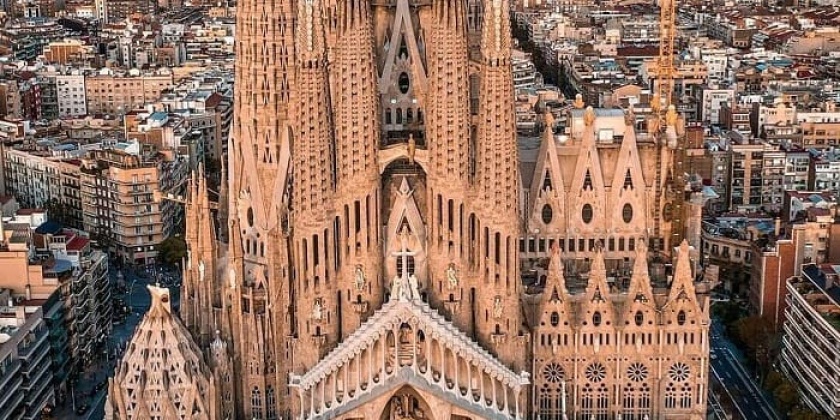 nha-tho-La-Sagrada-Familia-barcelona-min